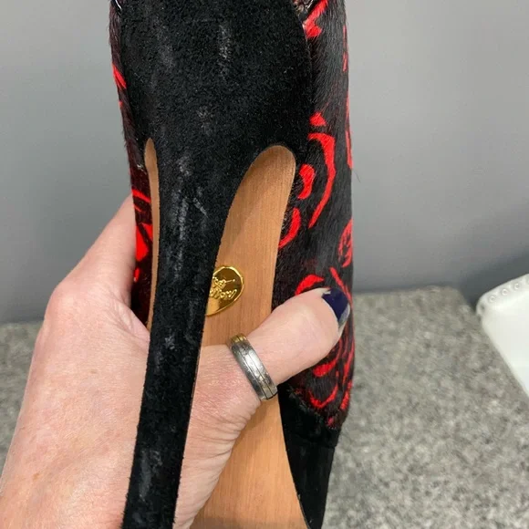 BETSEY JOHNSON Black/Red Roses Pony Hair Peep Toe Stiletto Platforms Whimsy  6.5 - Picture 16 of 17